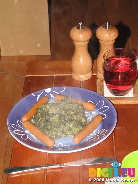 SX00491 Traditional Dutch winter food Curly kale with sausages (Boerenkool met worst)